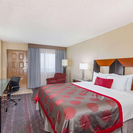 Ramada By Wyndham San Diego National City Buitenkant foto