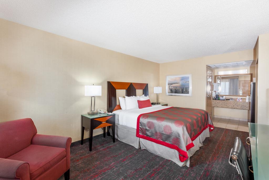 Ramada By Wyndham San Diego National City Buitenkant foto